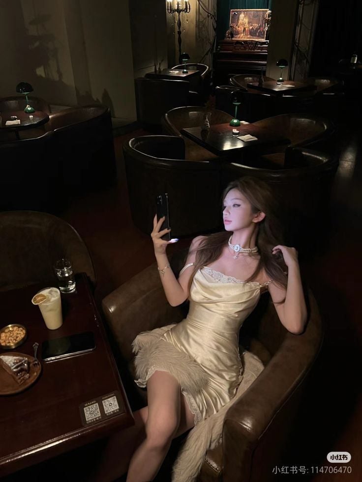 tạo dáng ngồi trên ghế sang chảnh