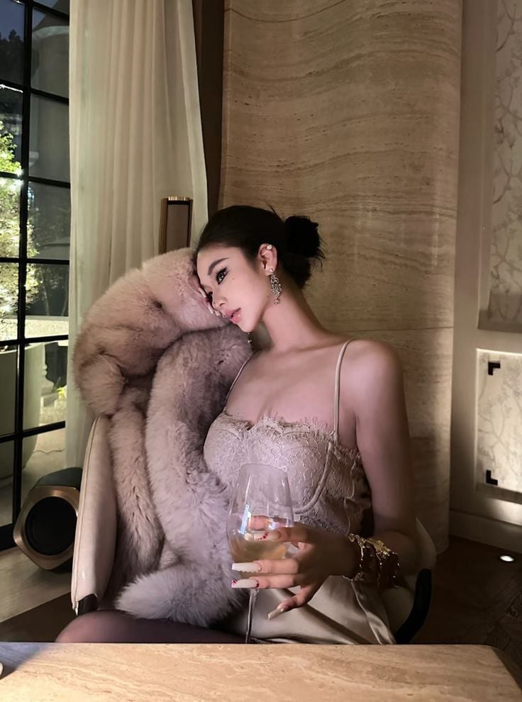 tạo dáng sang chảnh cùng rượu vang