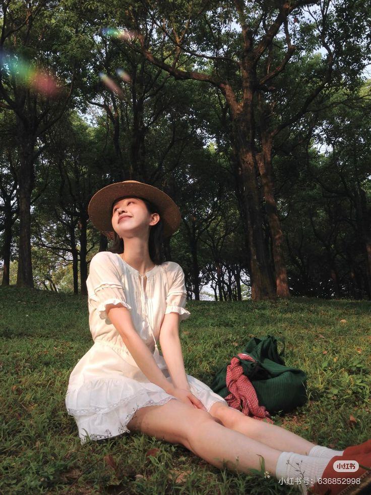 tạo dáng chụp ảnh trong rừng thông