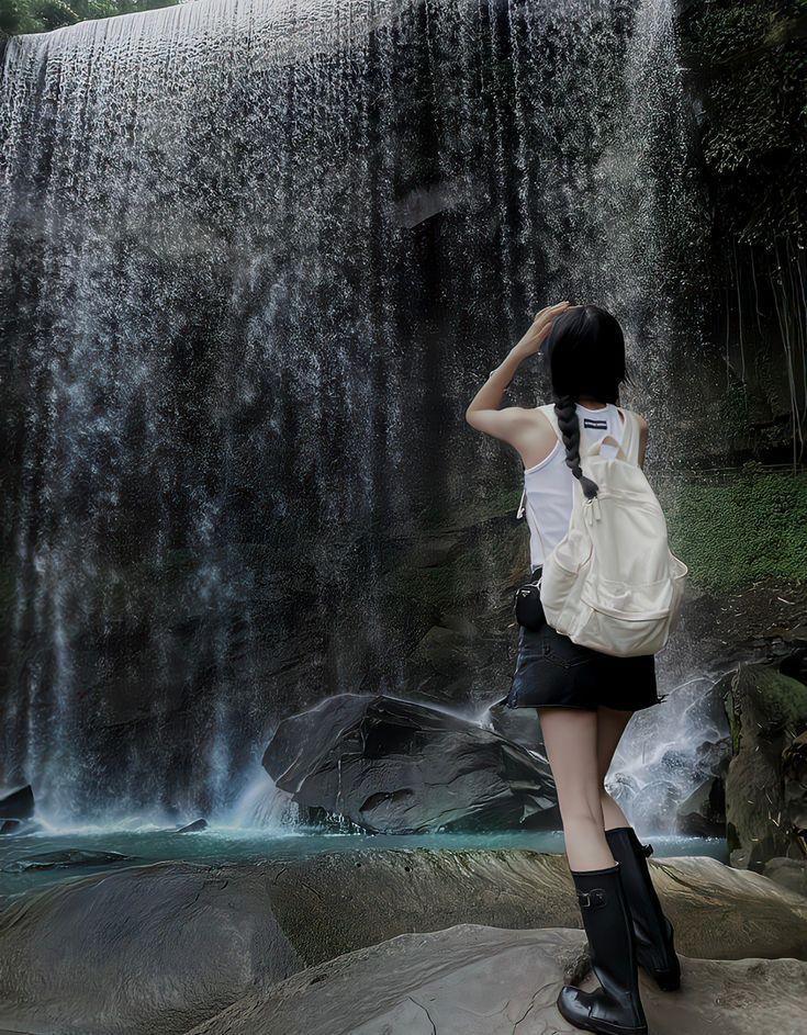 tạo dáng chụp ảnh với thác nước
