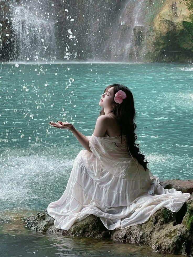 20+ cách tạo dáng chụp ảnh với thác nước cực chill cho nàng