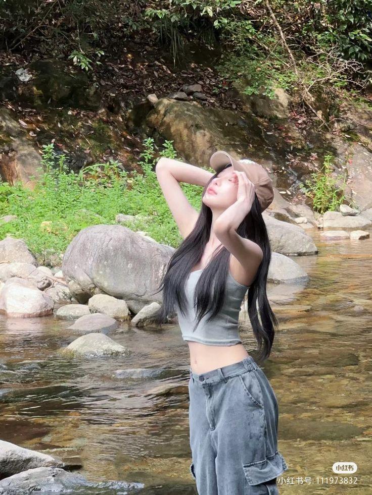 tạo dáng chụp ảnh với thác nước