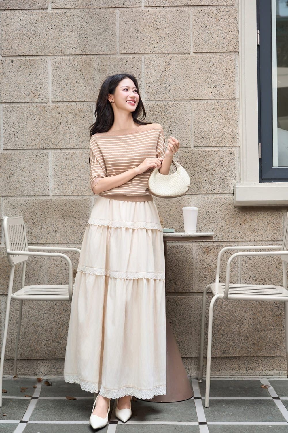 Áo thun kẻ ngang phối chân váy maxi tầng