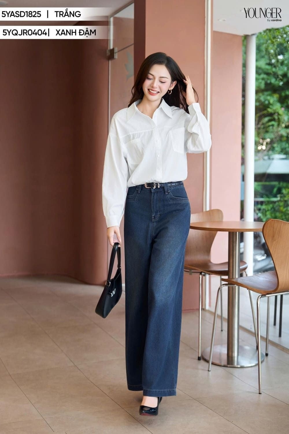 Áo sơ mi trắng form rộng phối quần jeans ống suông