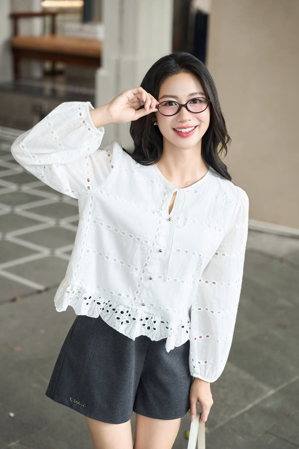 Áo blouse tiểu thư phối quần short dáng A