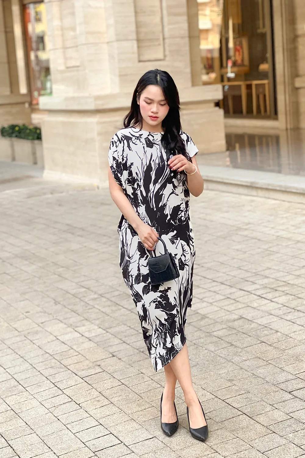 Đầm suông họa tiết trừu tượng đen trắng
