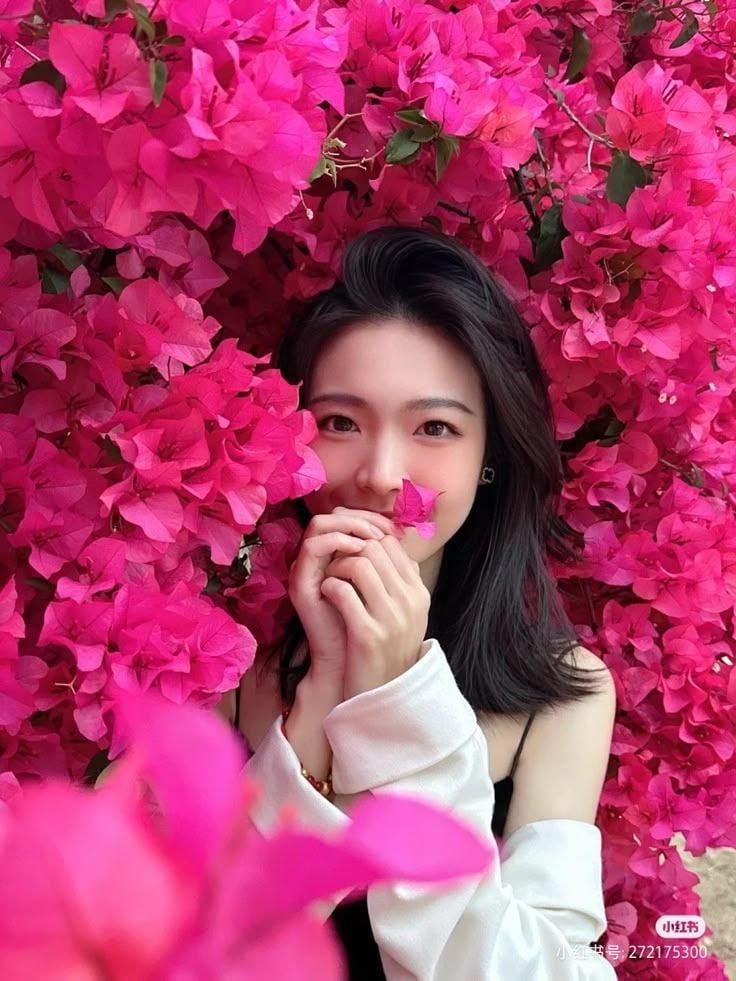 chụp ảnh cùng hoa giấy