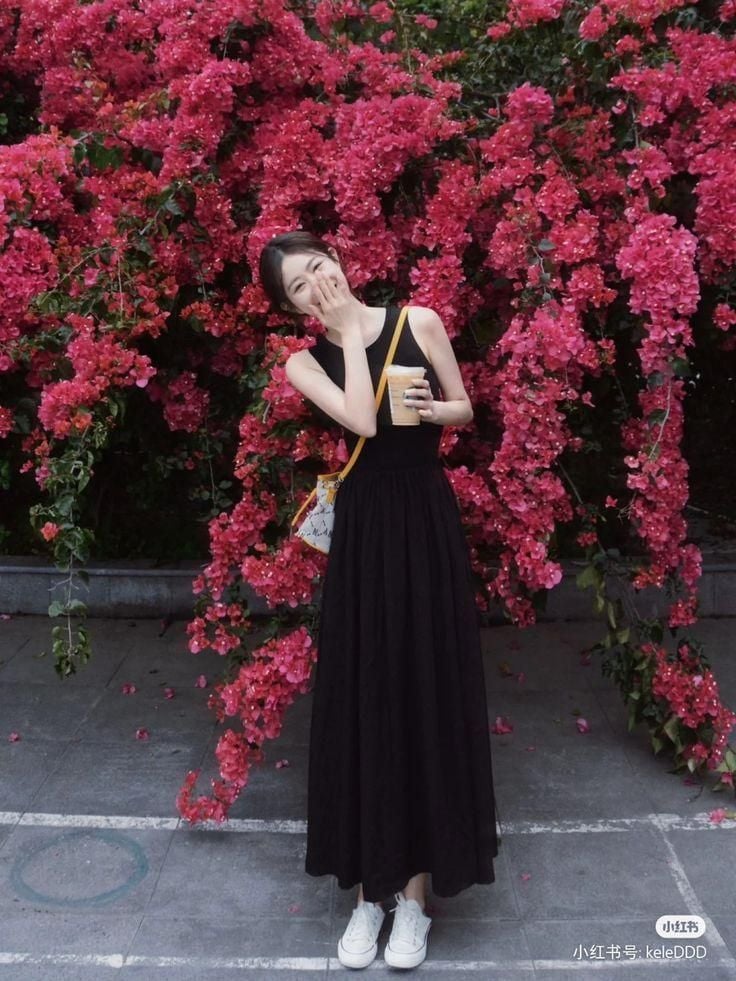 chụp ảnh cùng hoa giấy