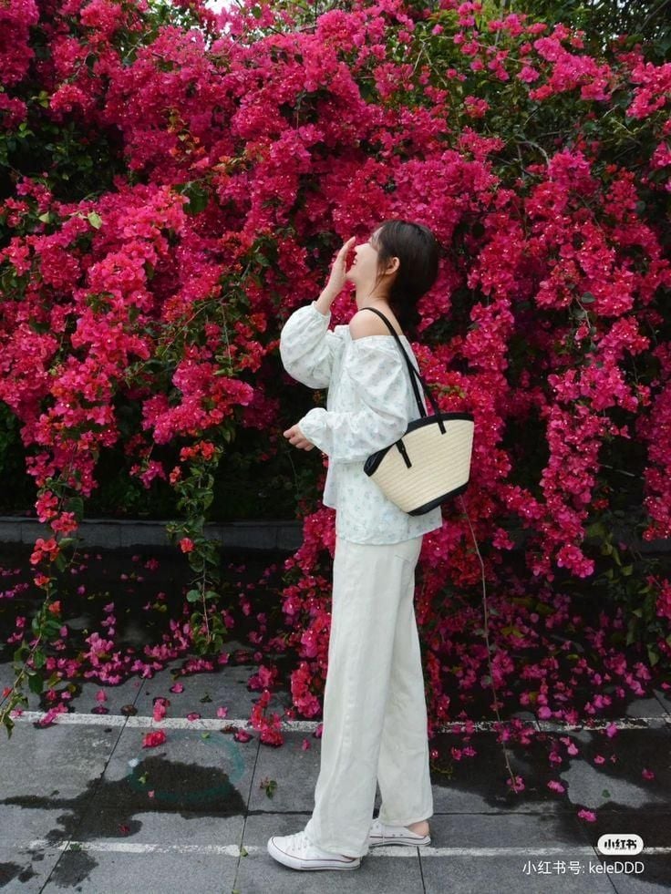 chụp ảnh cùng hoa giấy