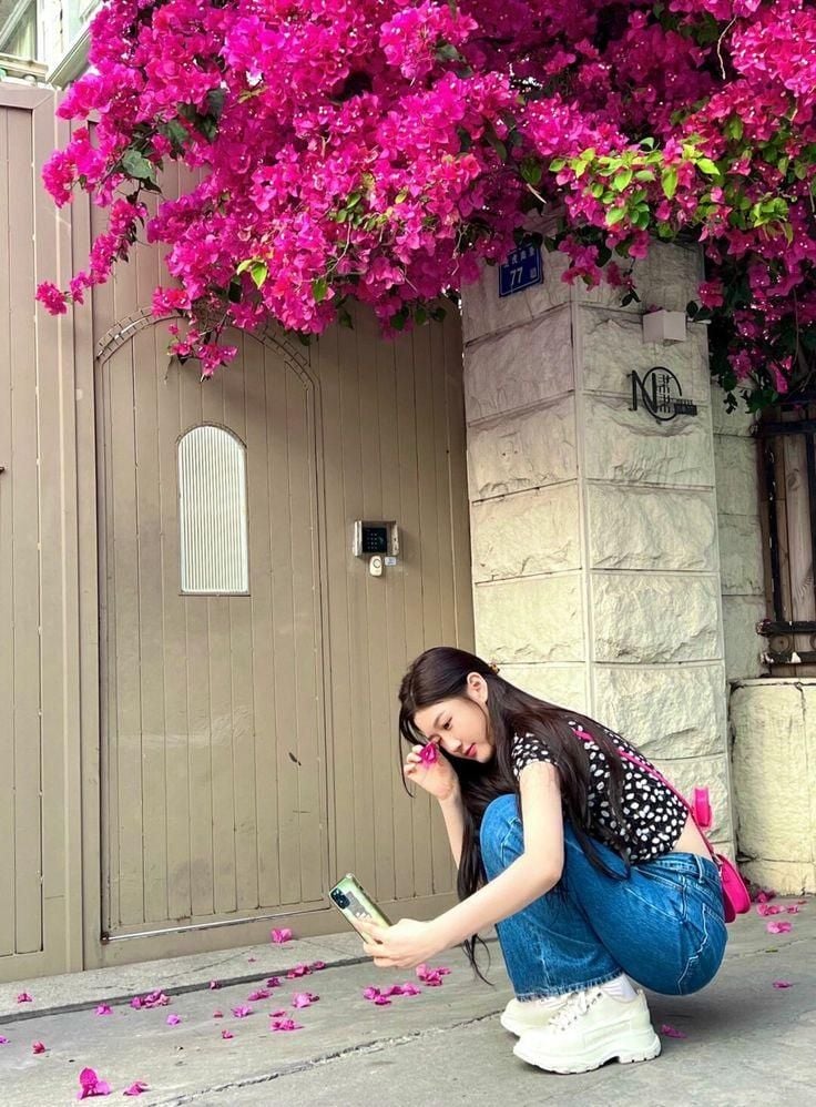 chụp ảnh cùng hoa giấy