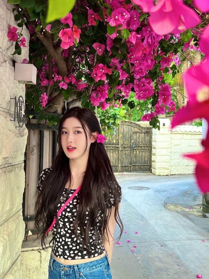 chụp ảnh cùng hoa giấy