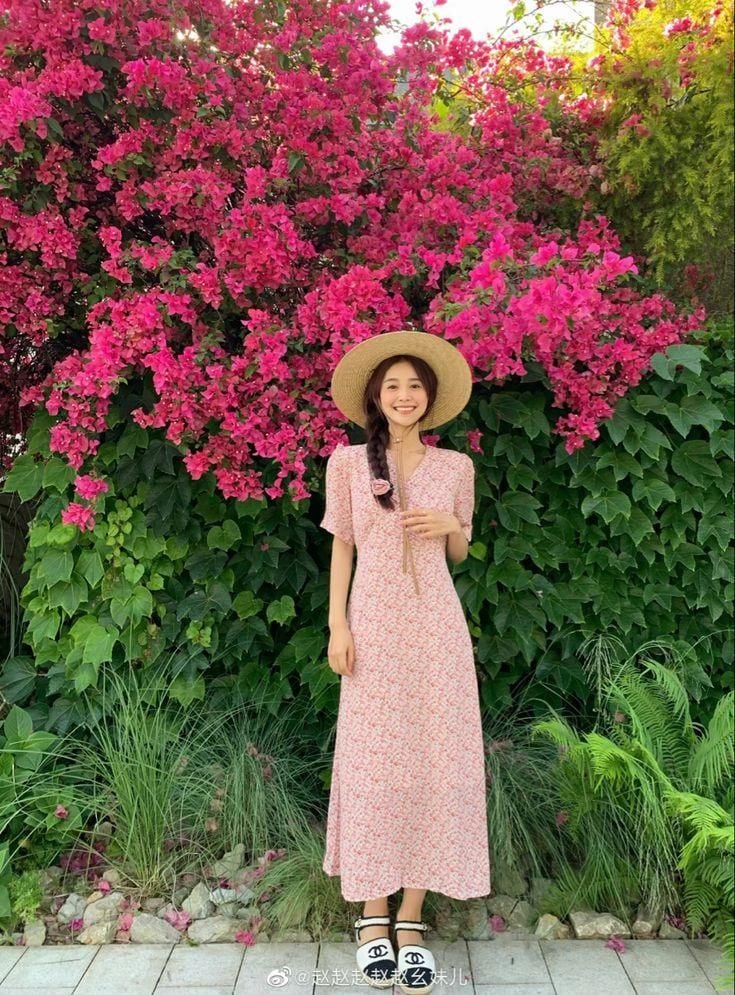 chụp ảnh cùng hoa giấy
