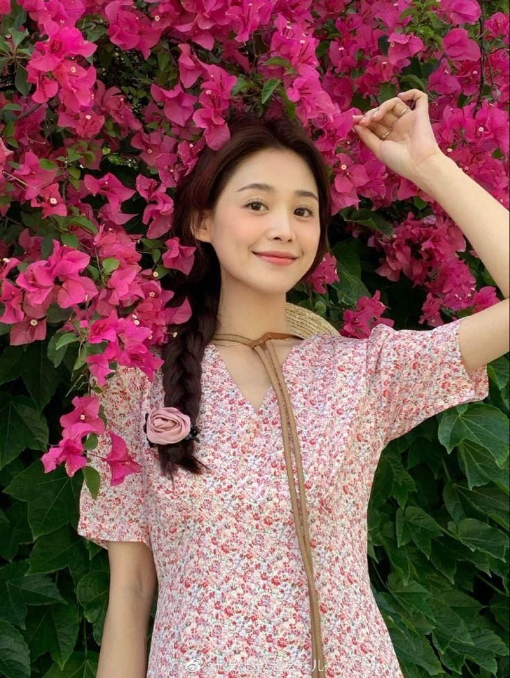 chụp ảnh cùng hoa giấy