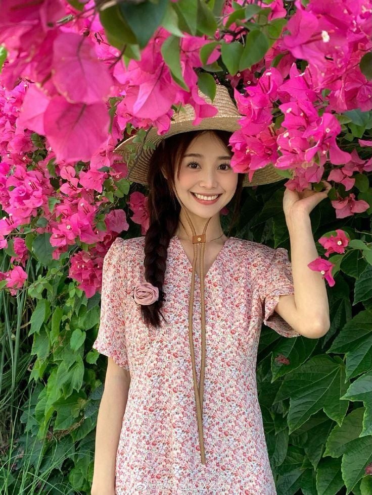 chụp ảnh cùng hoa giấy