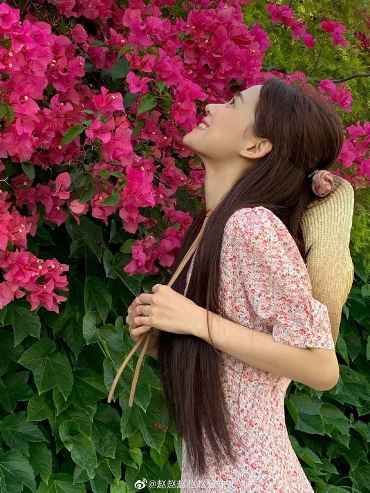 chụp ảnh cùng hoa giấy