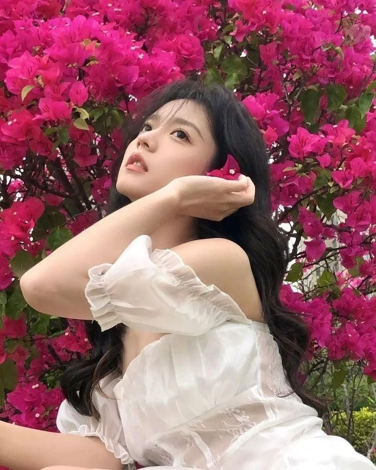 chụp ảnh cùng hoa giấy