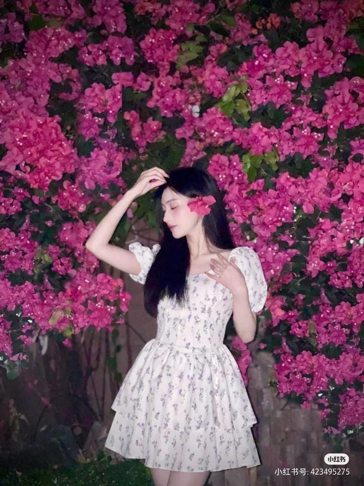 chụp ảnh cùng hoa giấy