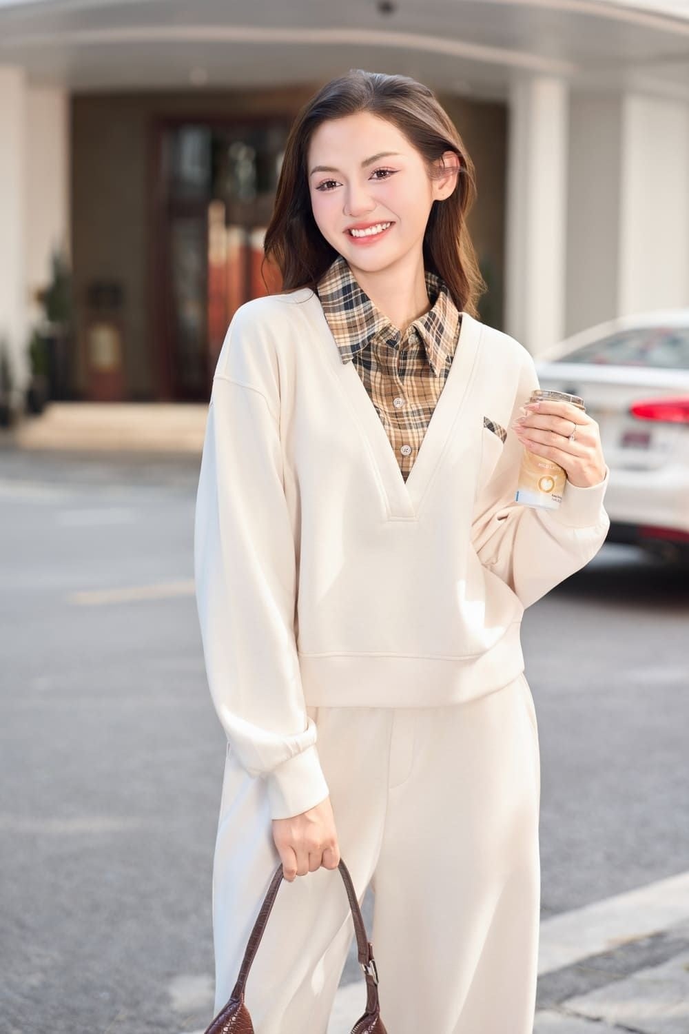 Áo nỉ cổ V layer sơ mi phối quần suông đồng bộ