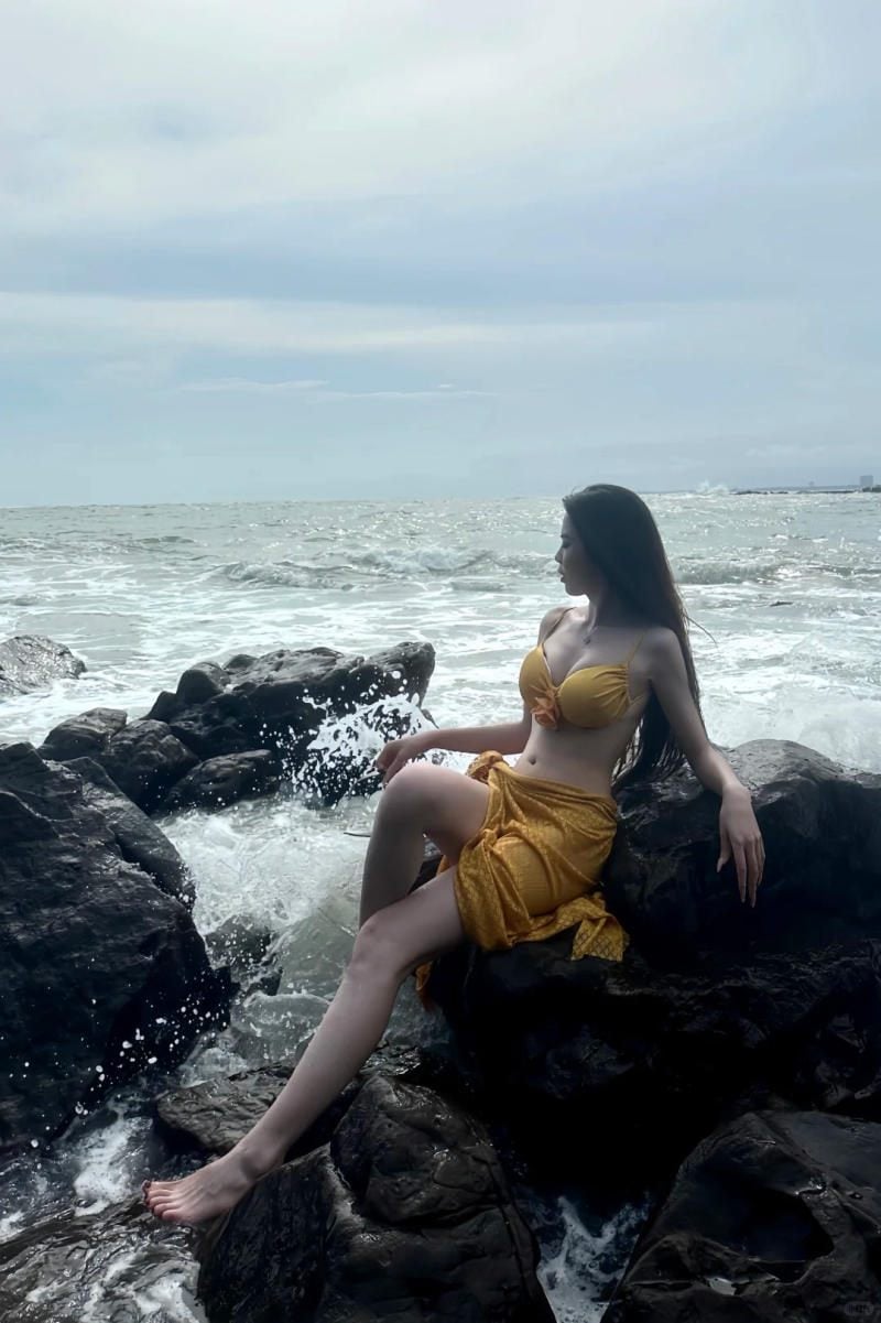 Tựa lưng vào gốc dừa hoặc vách đá