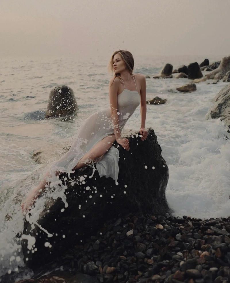 Tựa lưng vào gốc dừa hoặc vách đá