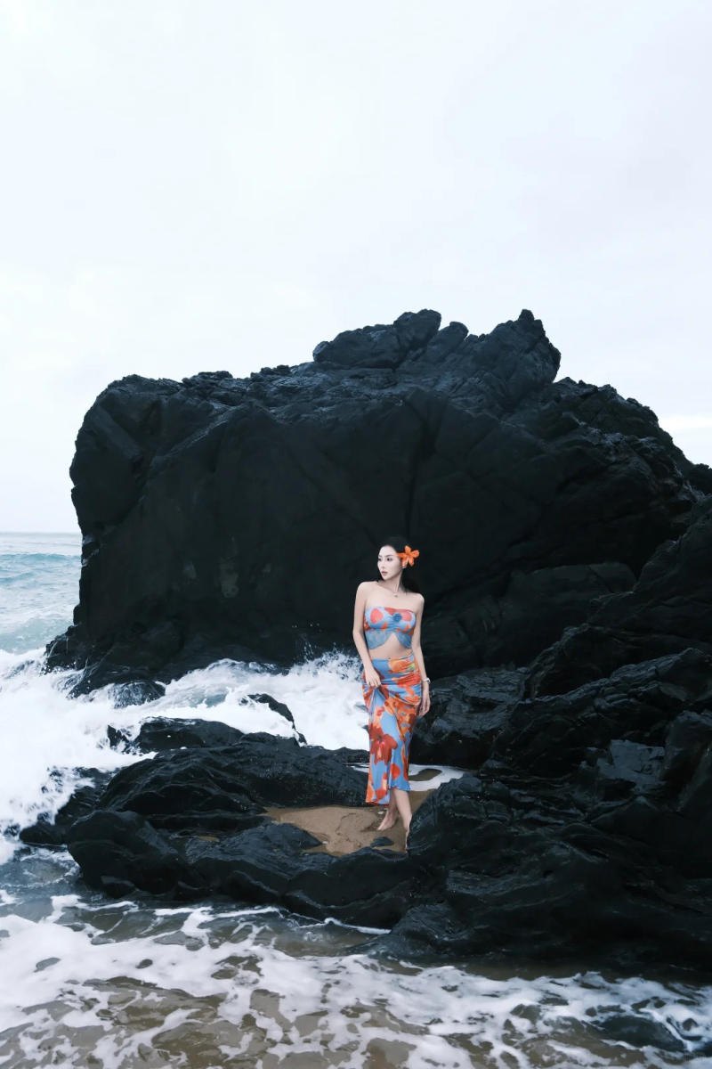 Tựa lưng vào gốc dừa hoặc vách đá