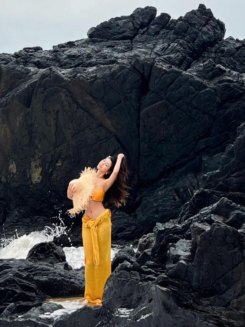 Tựa lưng vào gốc dừa hoặc vách đá