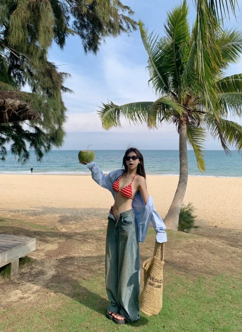 Thưởng thức trái cây hoặc đồ uống nhiệt đới