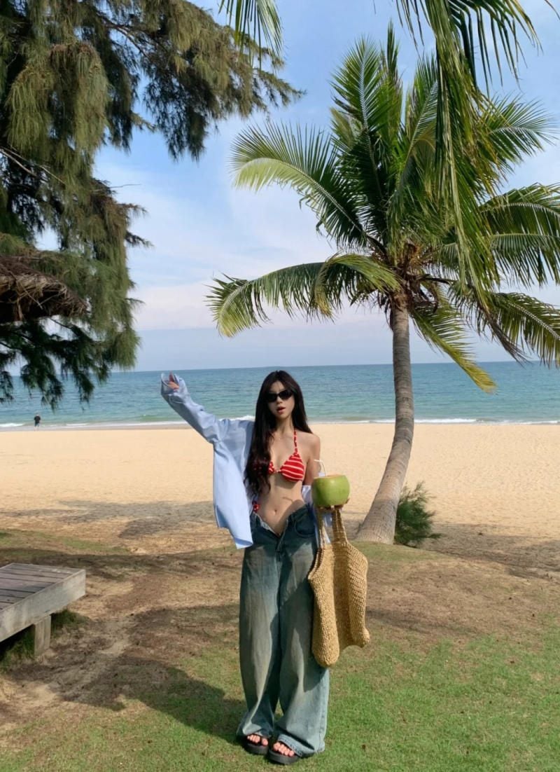 Thưởng thức trái cây hoặc đồ uống nhiệt đới