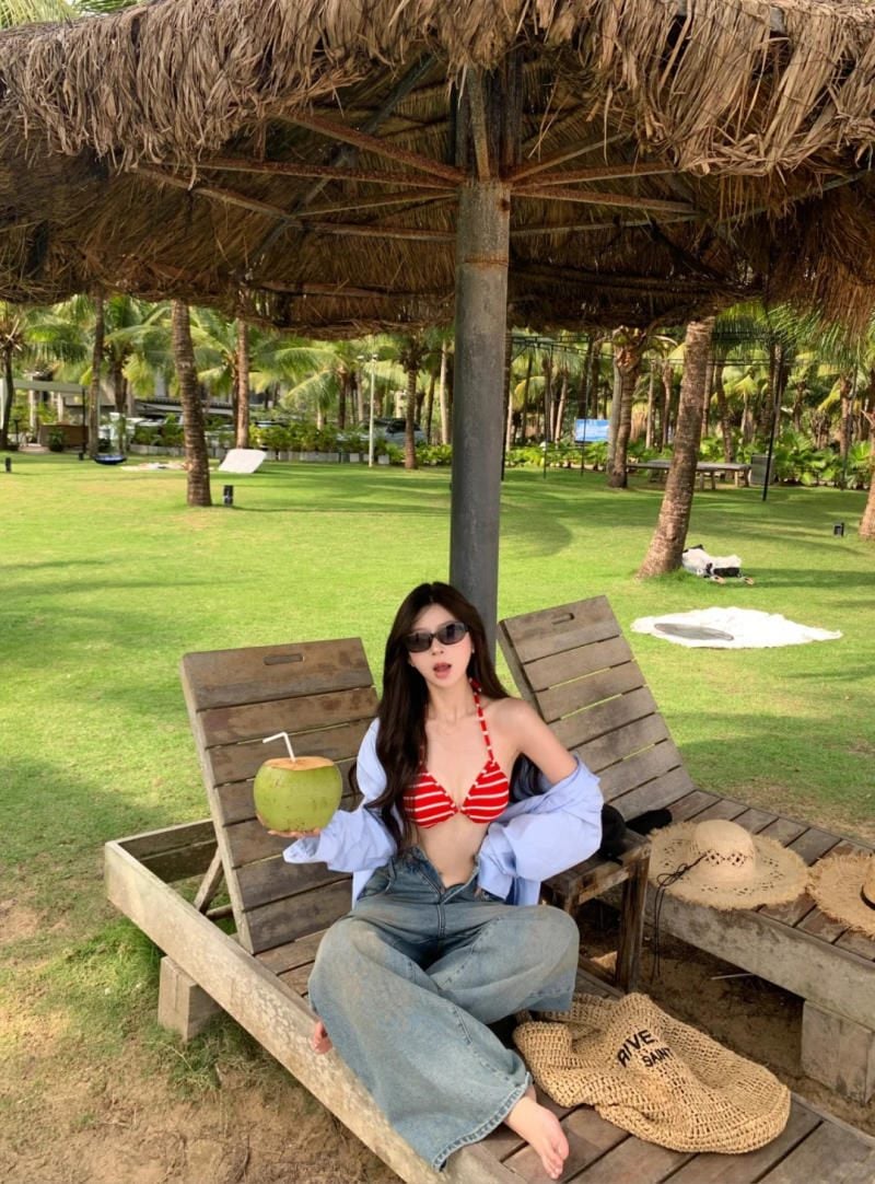 Thưởng thức trái cây hoặc đồ uống nhiệt đới