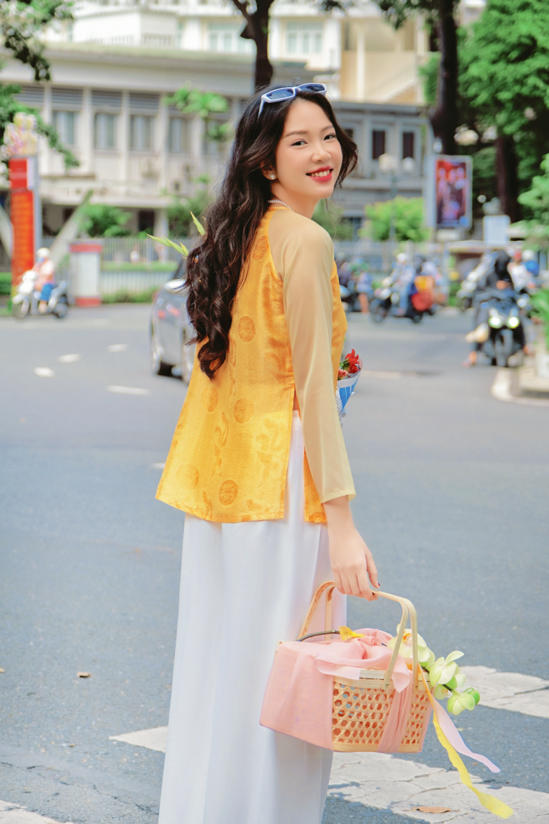 Xoay người tung nhẹ tà áo