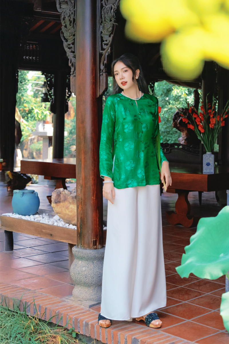 Tựa lưng hờ hững vào khung cửa xưa