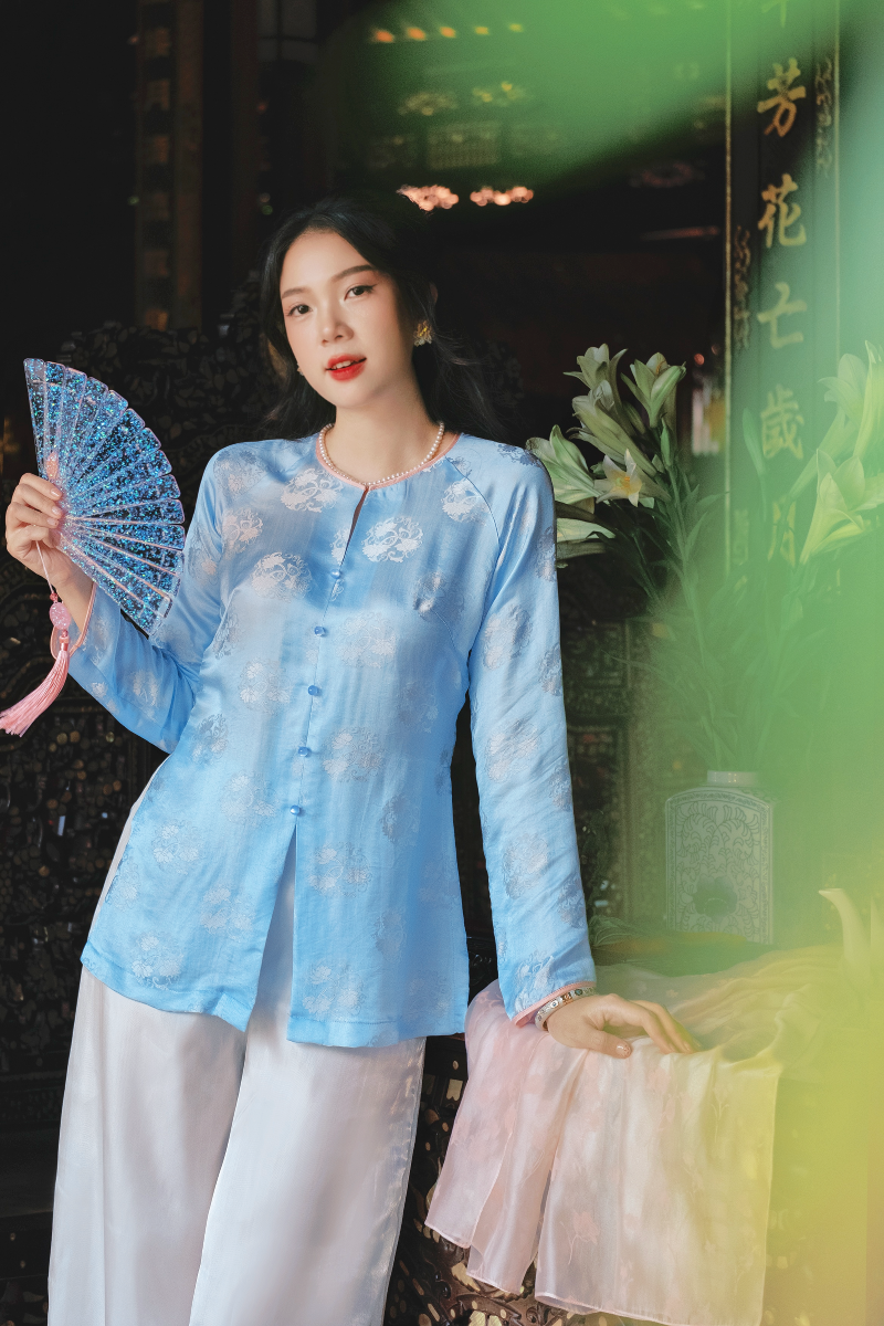 Che nửa mặt bằng chiếc quạt lụa mỏng