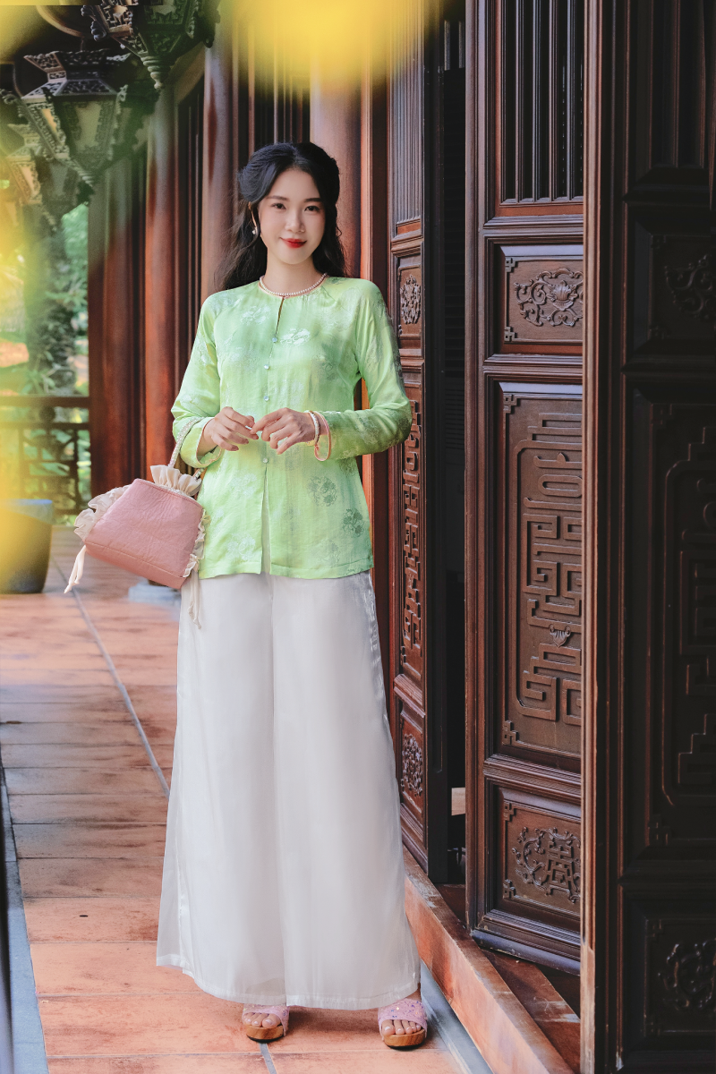 Tựa lưng hờ hững vào khung cửa xưa