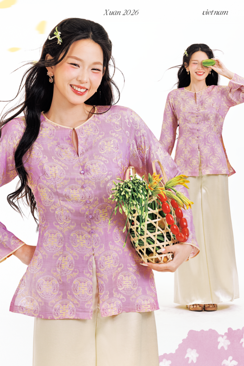 Chắp tay ngoan hiền sau lưng