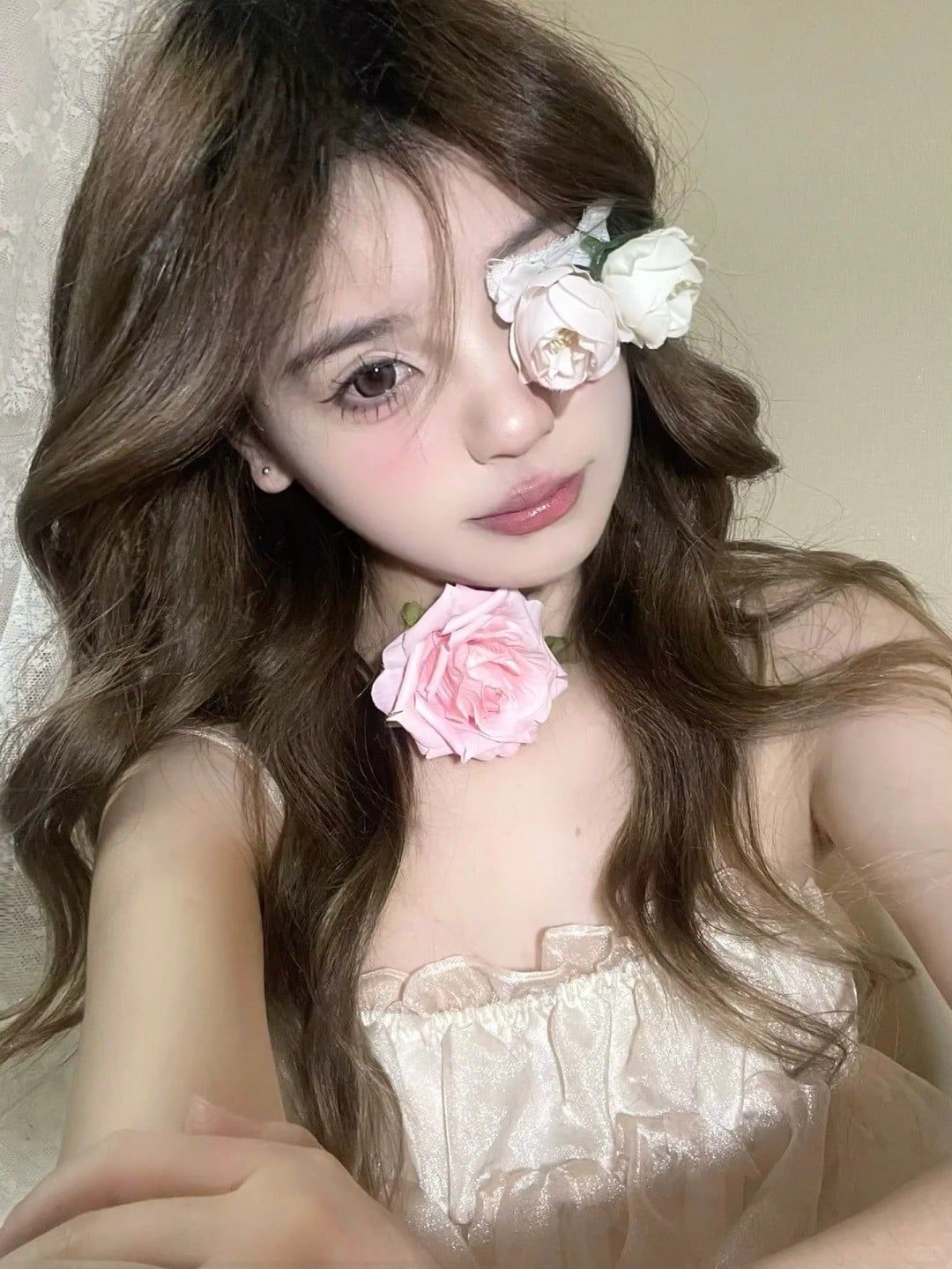 Dùng hoa che một bên mắt