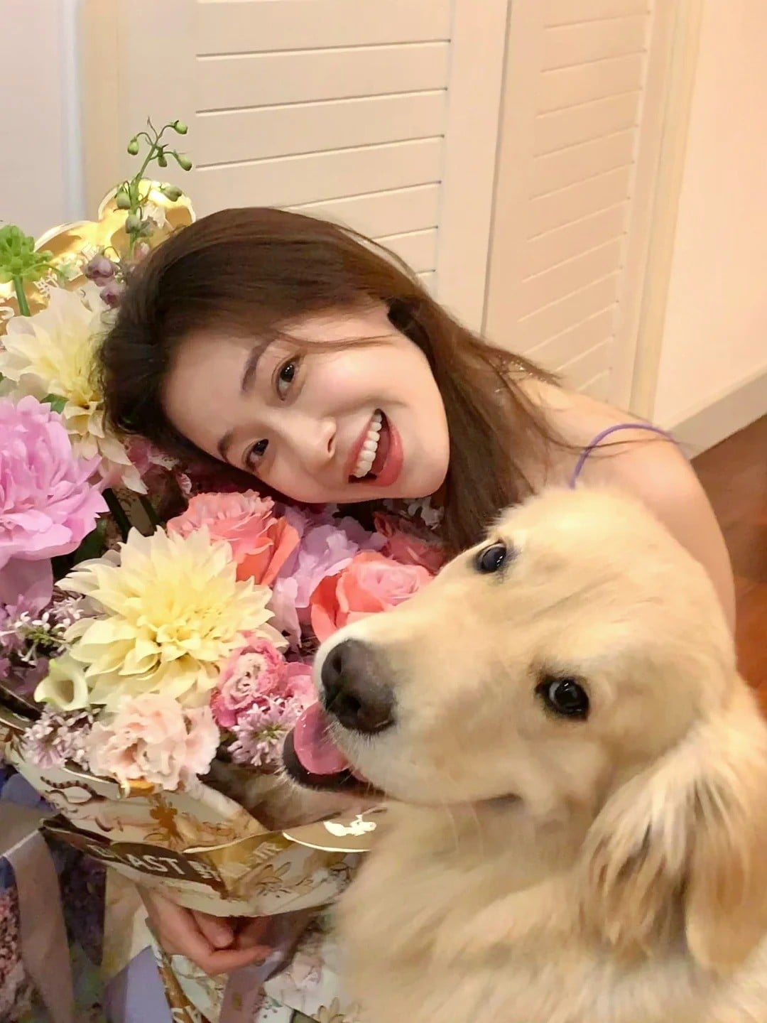 Đặt hoa trong giỏ xe đạp