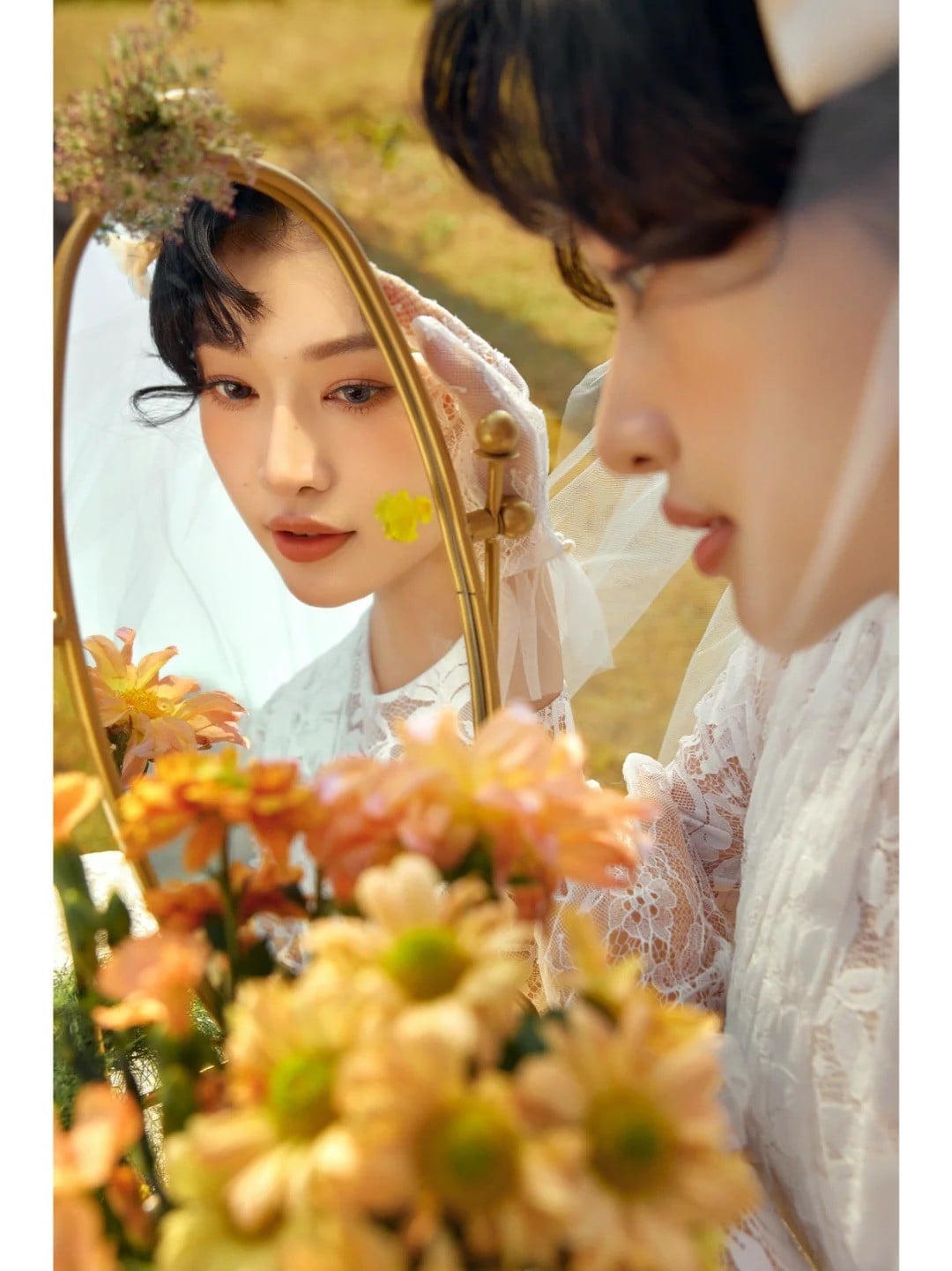 Đặt hoa trong giỏ xe đạp