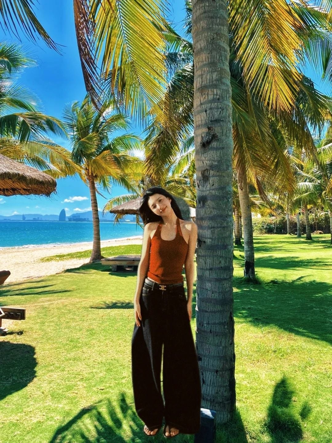 14. Tư thế đứng chống hông, nghiêng đầu