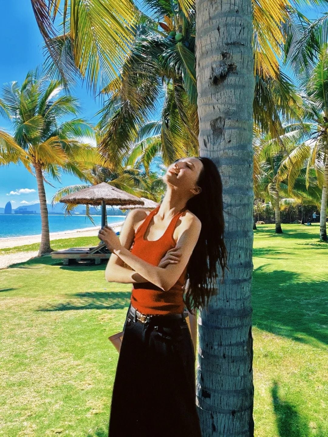 29. Tư thế nằm sấp trên cỏ, chống cằm mơ màng