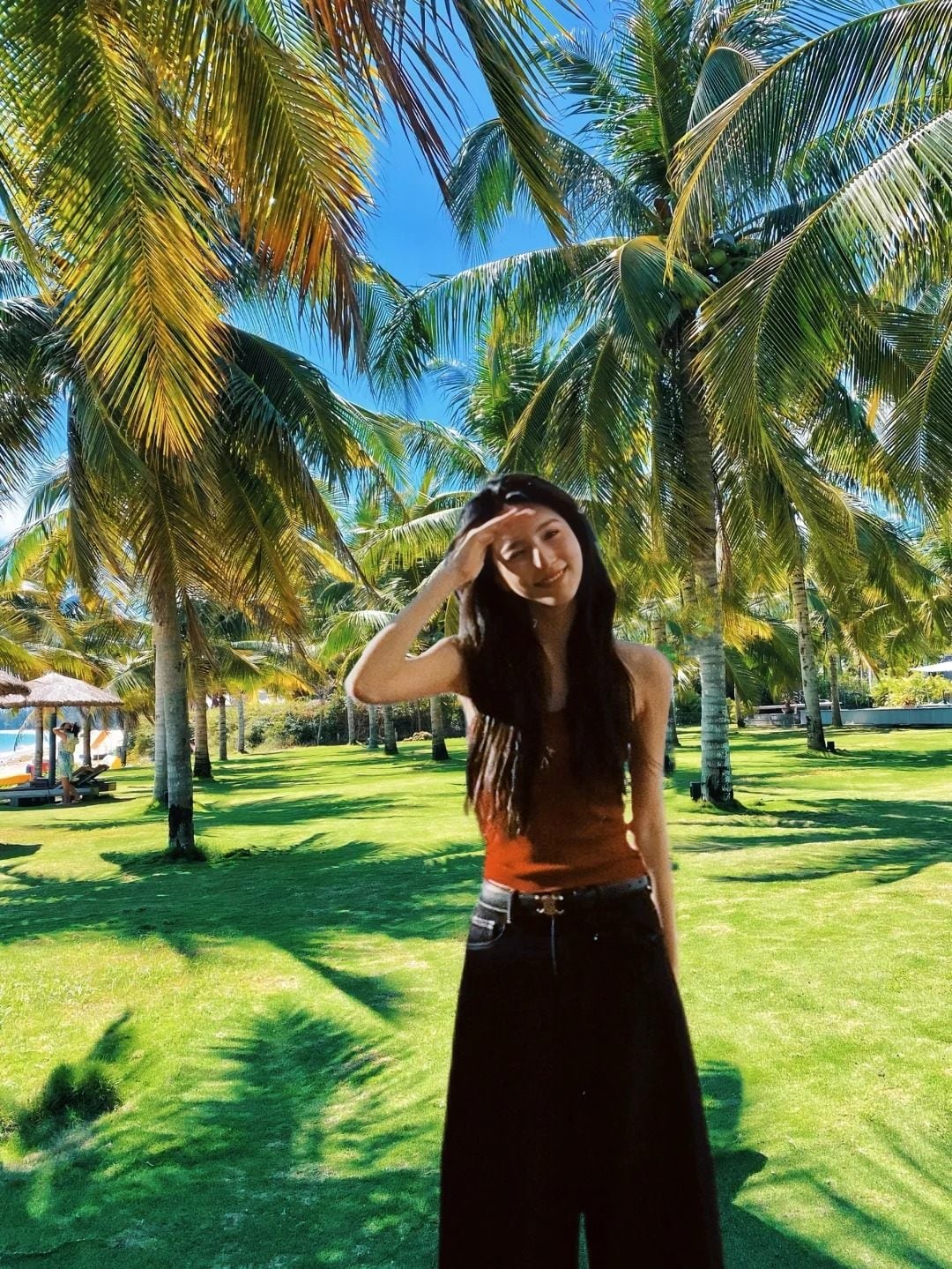 5. Tư thế dùng mũ che nửa mặt đầy bí ẩn