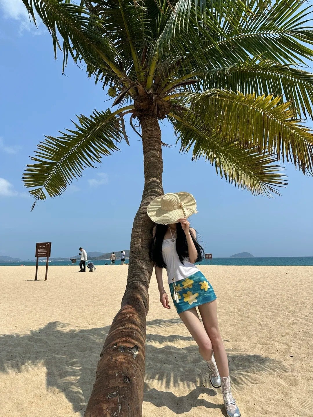 5. Tư thế dùng mũ che nửa mặt đầy bí ẩn