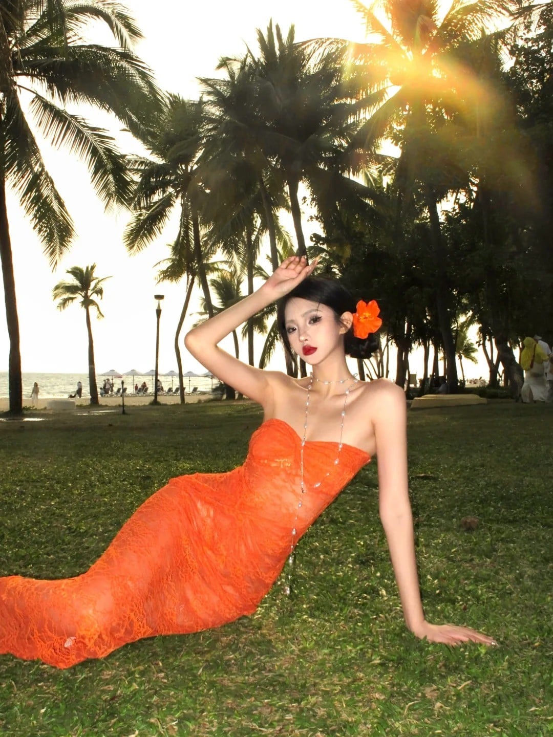 6. Tư thế nằm dài trên bãi cỏ dưới hàng dừa