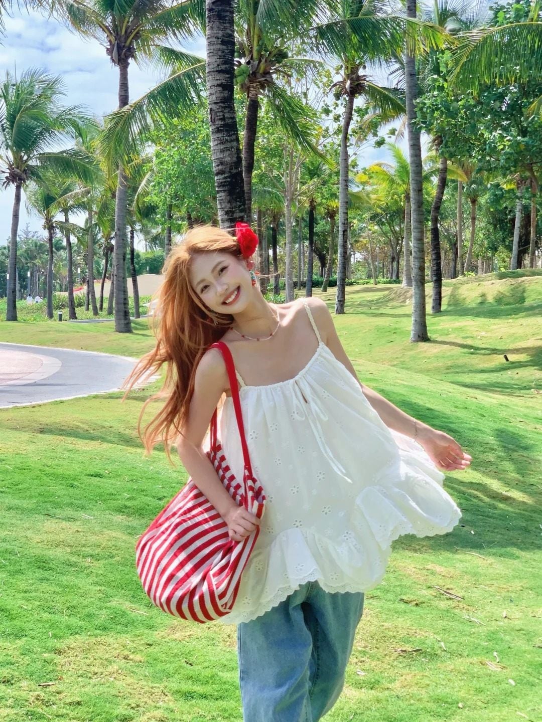 12. Tư thế hất tóc đầy năng lượng