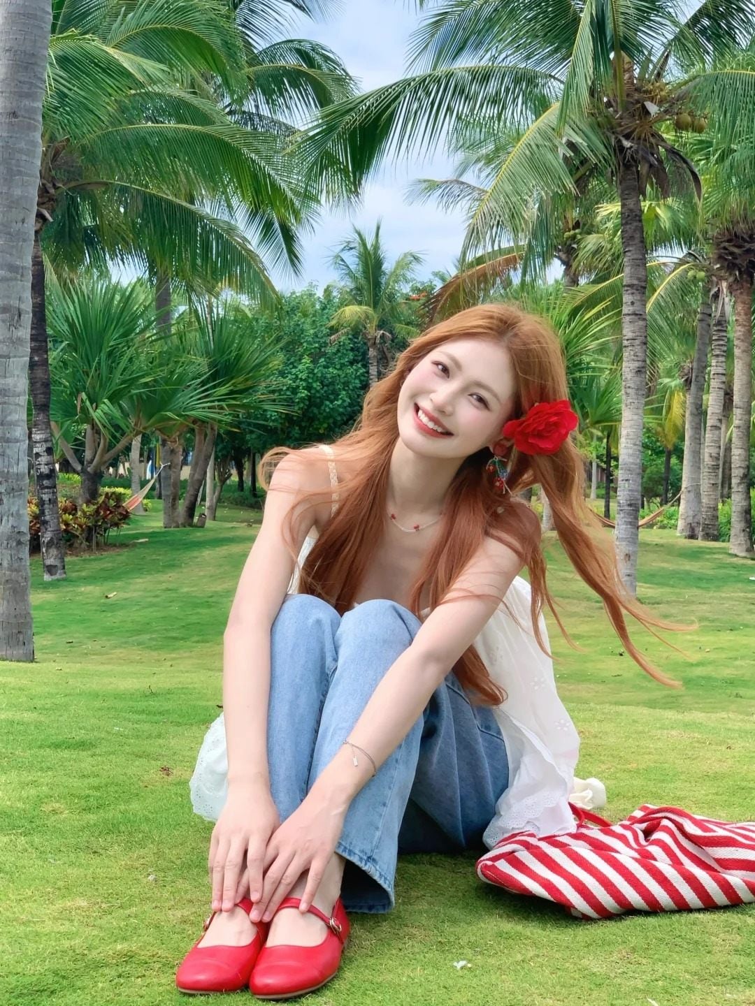 11. Tư thế ngồi dựa gốc cây, ôm gối mơ màng