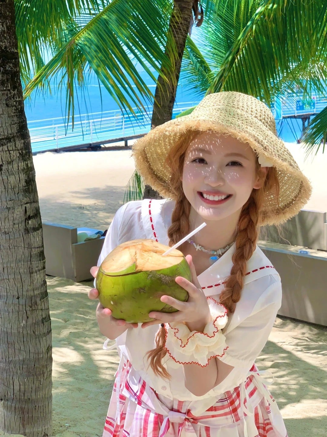 7. Tư thế tương tác với trái dừa tươi