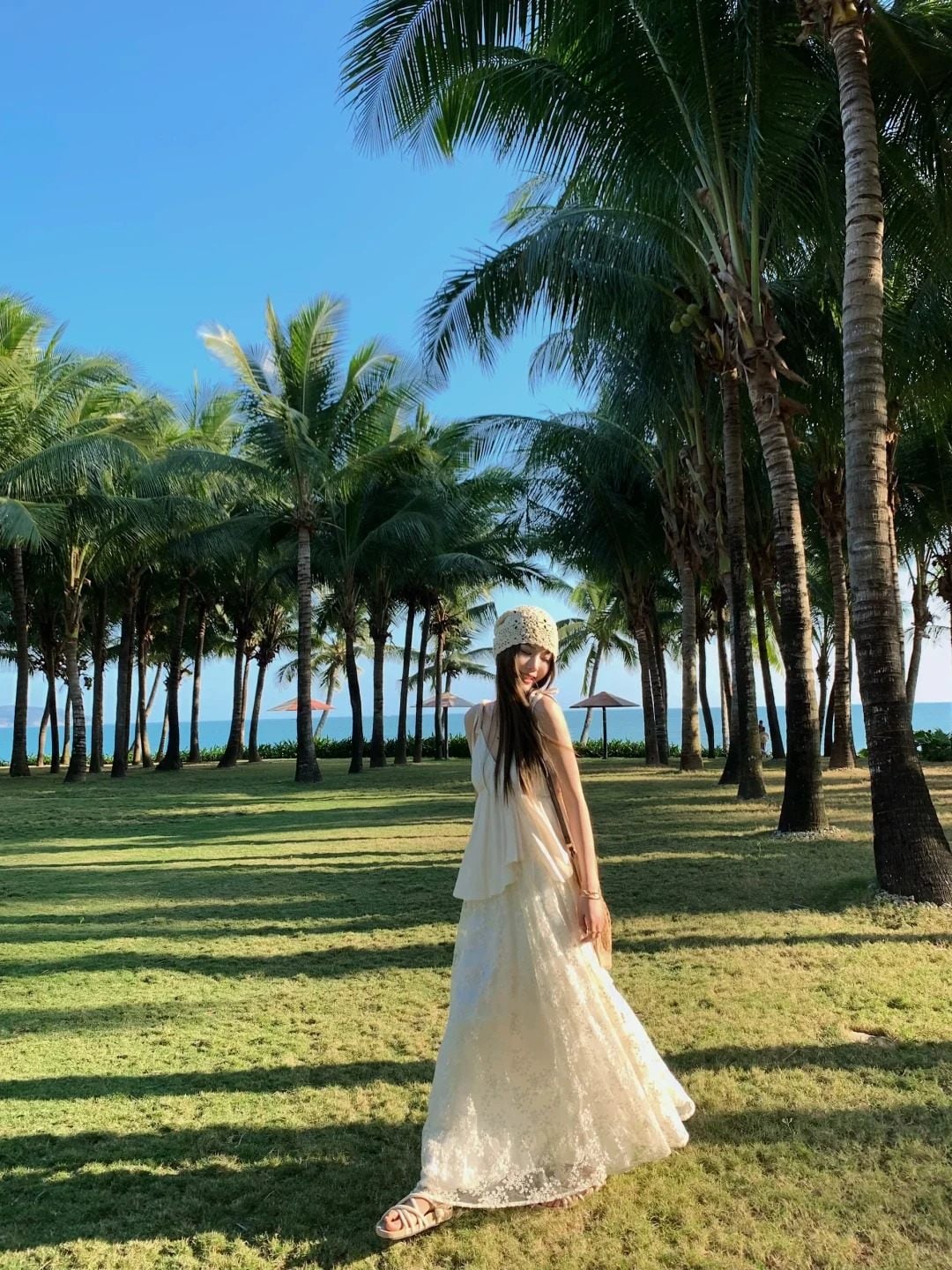 10. Tư thế bước đi giữa hai hàng dừa