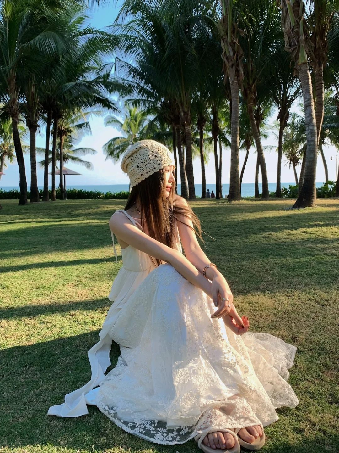 29. Tư thế nằm sấp trên cỏ, chống cằm mơ màng