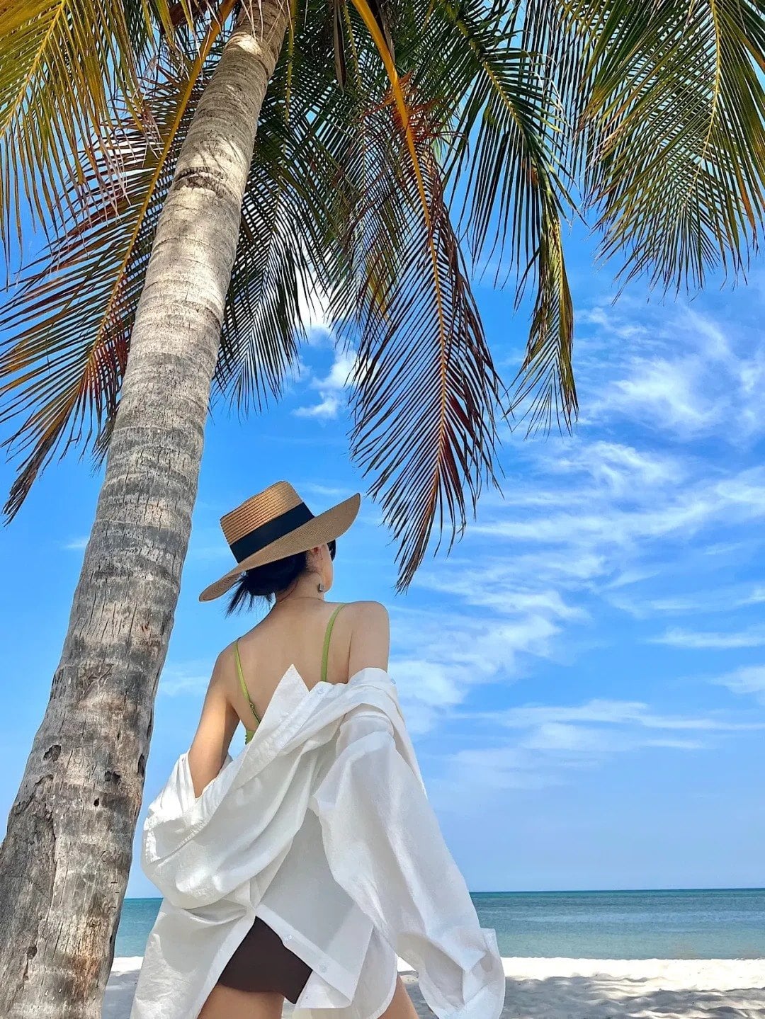 29. Tư thế nằm sấp trên cỏ, chống cằm mơ màng