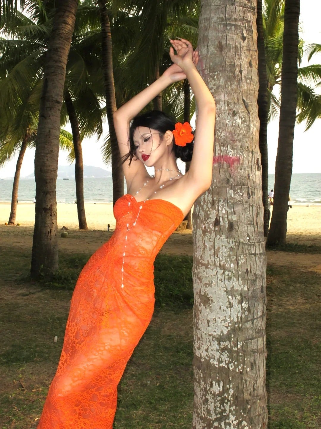 29. Tư thế nằm sấp trên cỏ, chống cằm mơ màng