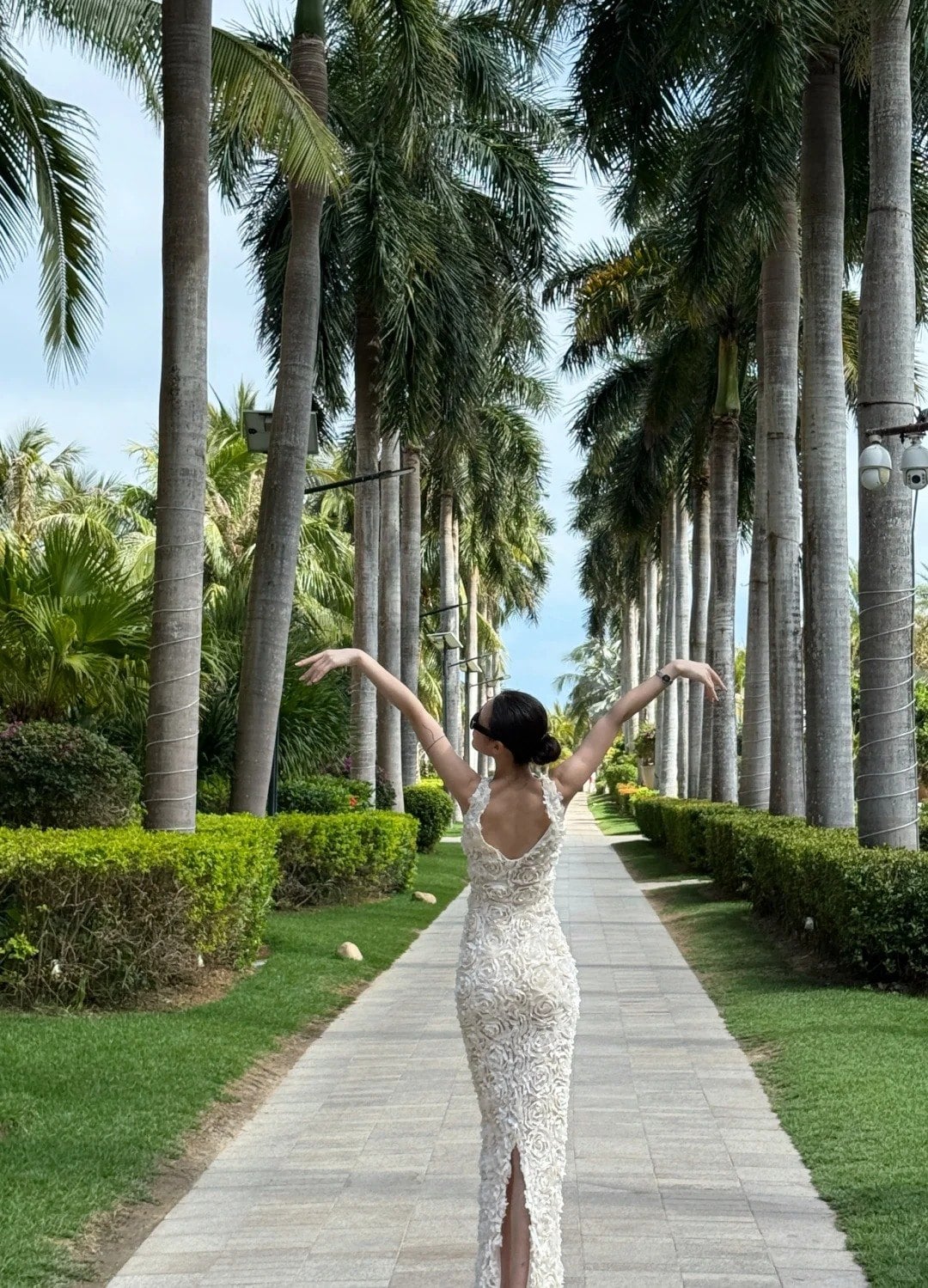 3. Tư thế quay lưng giang rộng hai tay